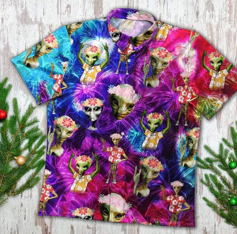 Unifinz Alien Hawaiian Shirt Alien Wearing Flower Wreath Pattern Purple Pink Hawaii Shirt Alien Aloha Shirt 2022